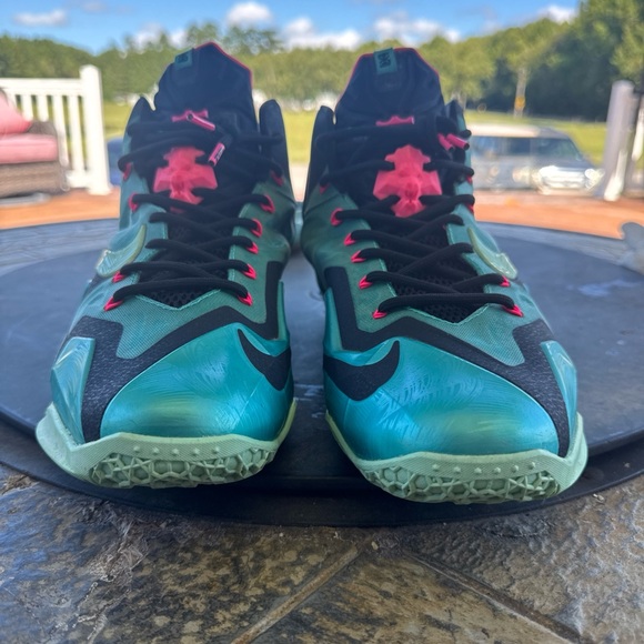 Athletic_Shoes